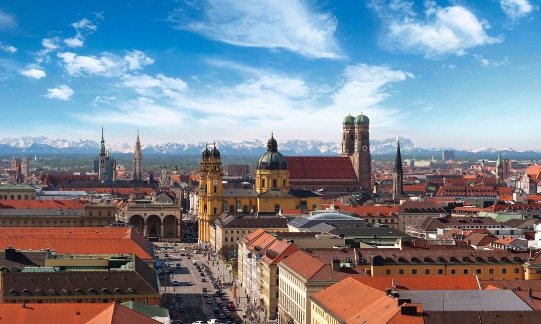 Muenchen mit dem Alpenpanorama Muenchen Tourismus Thomas Klinger
