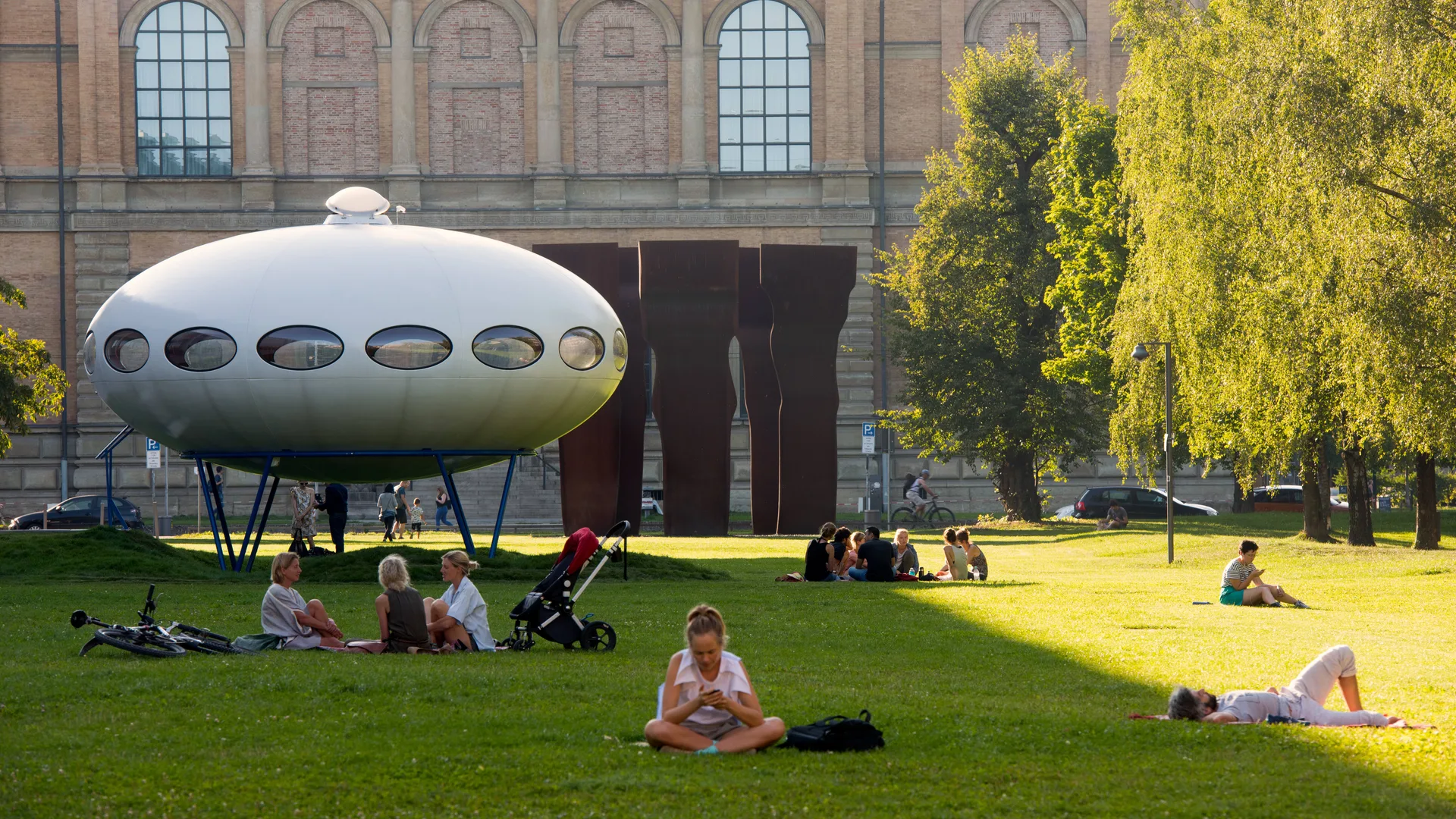 Futuro Haus vor der Alten Pinakothek Muenchen Tourismus Andreas Heddergott 1
