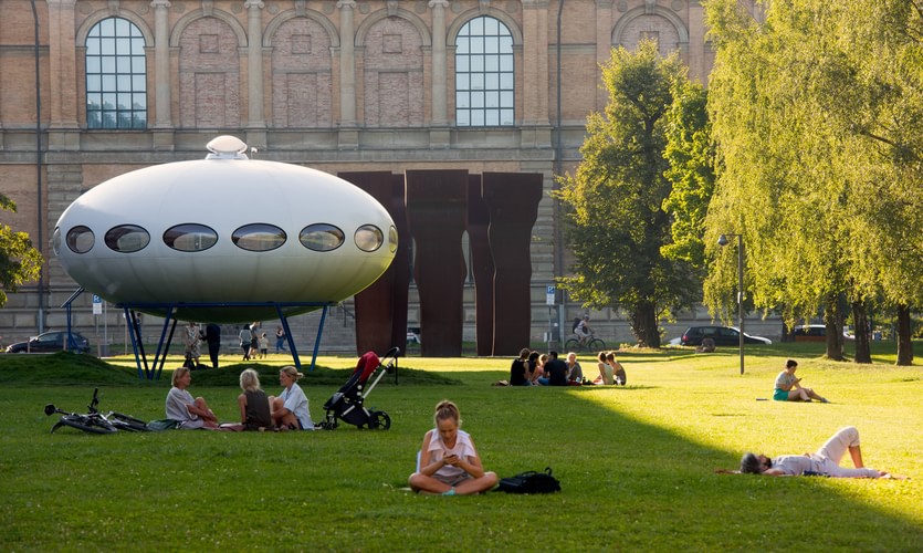 Futuro Haus vor der Alten Pinakothek Muenchen Tourismus Andreas Heddergott 1